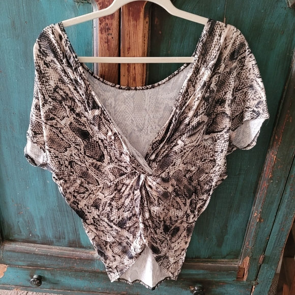 Boutique twist knot open back top snakeprint..sz m - Picture 2 of 3